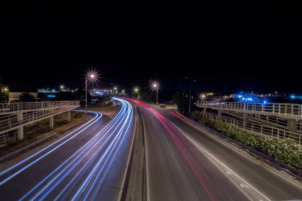 Auto streak verlichting 's nachts in de buurt van de luchthaven van Faro-stad — Stockfoto