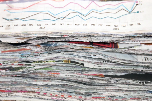 Dilim (kesme) kullanılan Gazeteler yığını — Stok fotoğraf