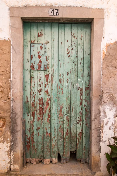 Eski yeşil ahşap kapı — Stok fotoğraf