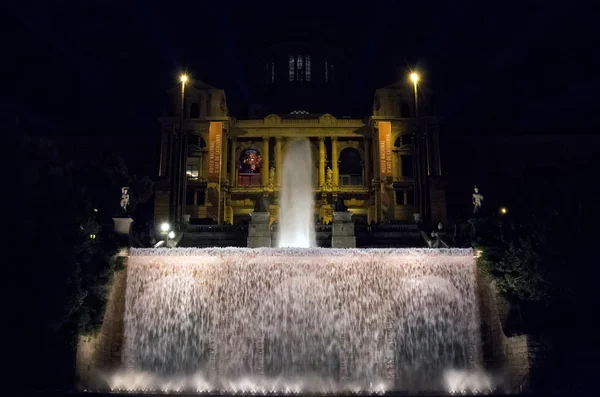 Vista notturna della fontana e Museo Nazionale d'Arte di Barcellona — Foto Stock