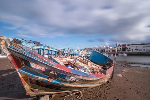 Barcos de pesca tradicionales en la pintoresca ciudad de Tavira — Foto de Stock