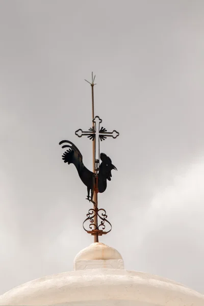Signo de polla de viento en la parte superior de un edificio — Foto de Stock