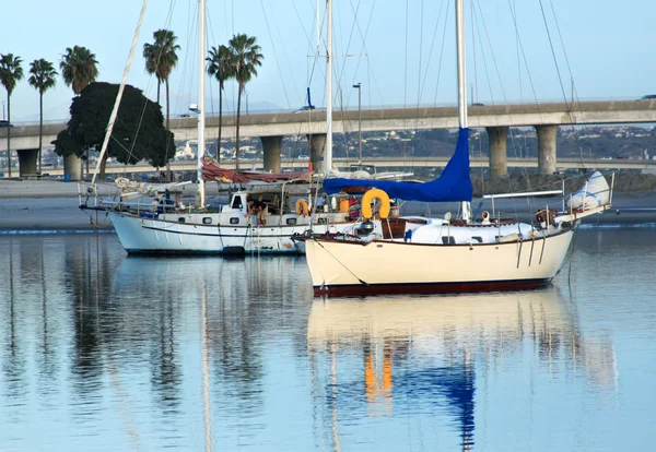 Barche a vela parcheggiate nella baia — Foto Stock