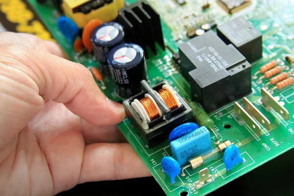 Técnico con una placa de circuito — Foto de Stock