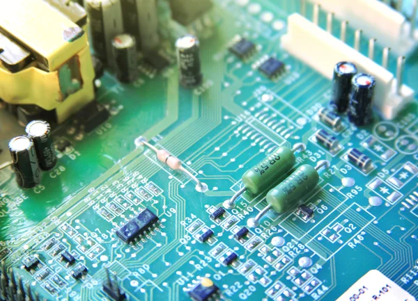 Placa de circuito com componentes eletrônicos — Fotografia de Stock