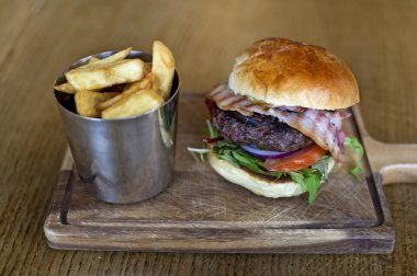 Cips lezzetli büyük burger