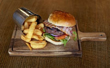 Cips lezzetli büyük burger