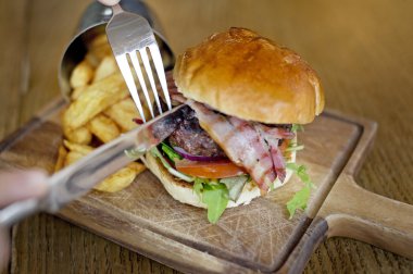 Cips lezzetli büyük burger