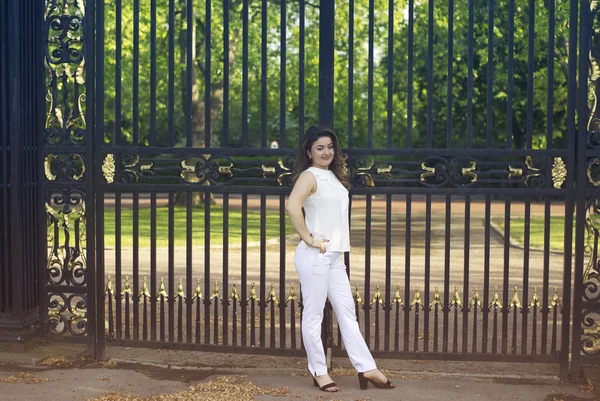 Beautiful girl outdoors in spring park — Stock Photo, Image