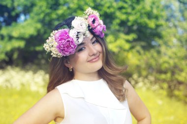 Güzel kız açık havada bahar Parkı