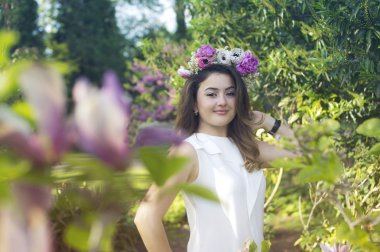 Güzel kız açık havada bahar Parkı