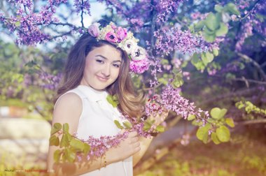 Güzel kız açık havada bahar Parkı