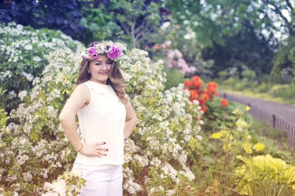 Beautiful girl outdoors in spring park — Stock Photo, Image