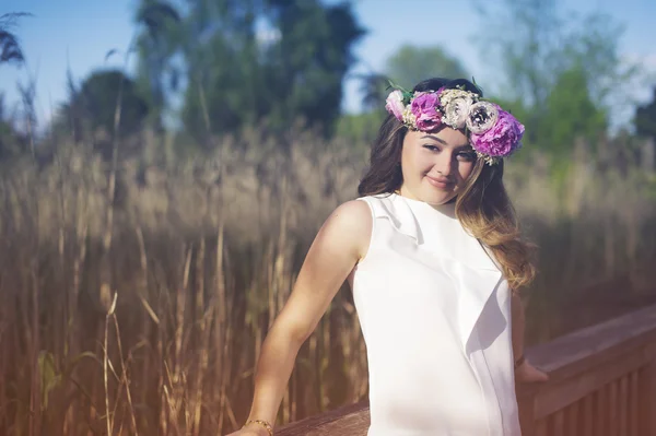 Beautiful girl outdoors in spring park — Stock Photo, Image