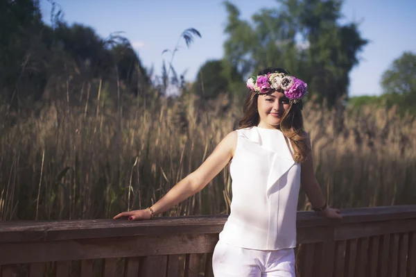 Beautiful girl outdoors in spring park — Stock Photo, Image