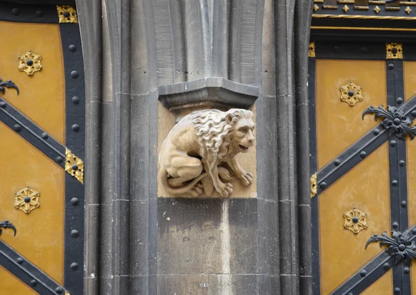 Rathaus üzerinde heykel — Stok fotoğraf