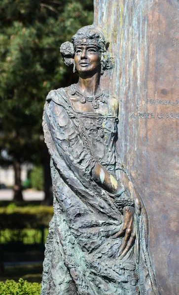 Monument of beautiful woman — Stock Photo, Image
