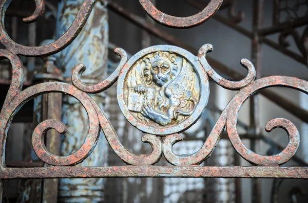 Rezavé železo plot uvnitř zvonici svatého Marka — Stock fotografie