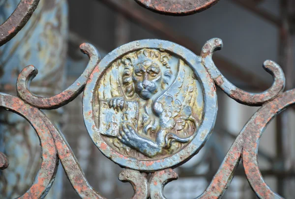 Rezavé železo plot uvnitř zvonici svatého Marka — Stock fotografie