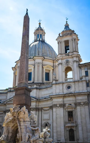 Egyház és a Navona szökőkút — Stock Fotó