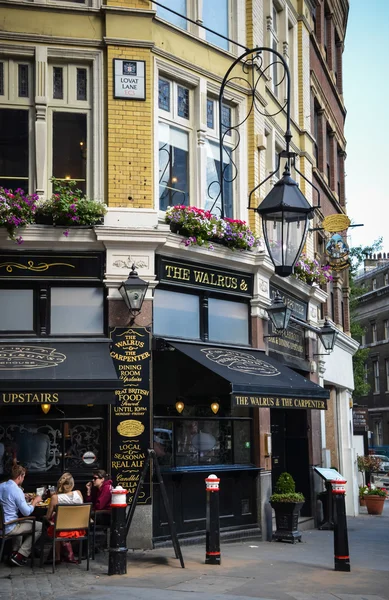 Londra 'daki eski bir bar.