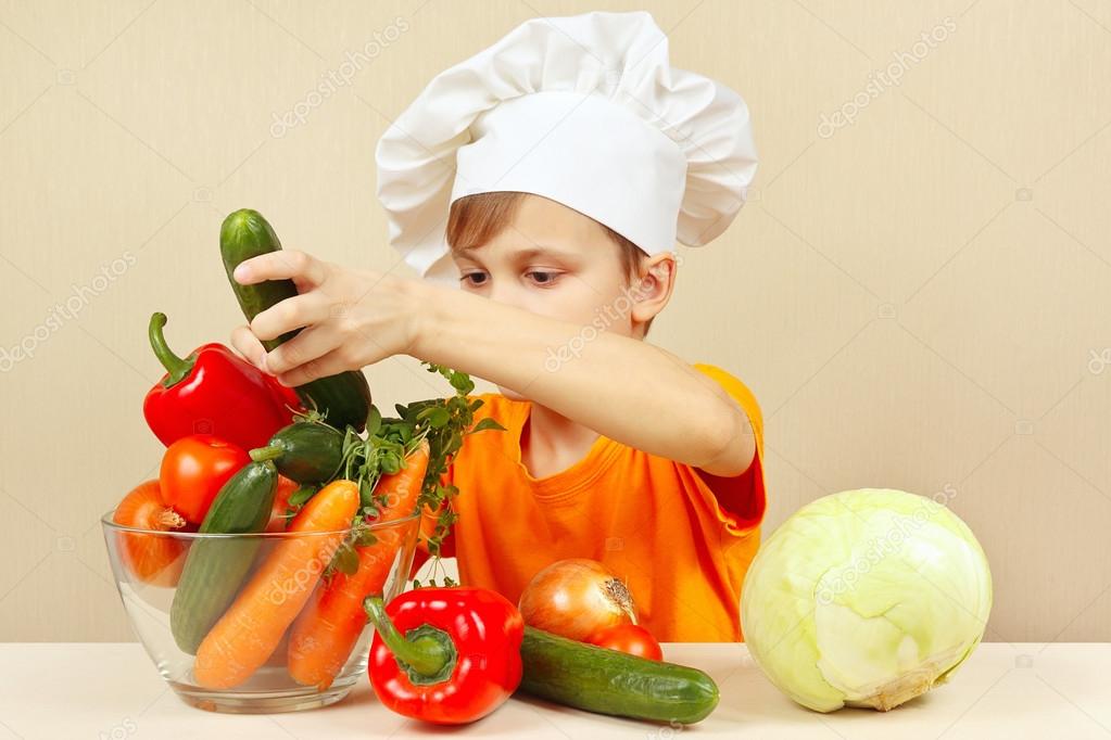 テーブルで野菜と少しのシェフ — ストック写真 © borusikk 121382234