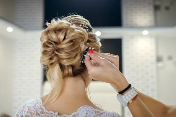 Cabeleireiro Profissional Faz Penteado Casamento Para Uma Jovem Noiva Bonita — Fotografia de Stock