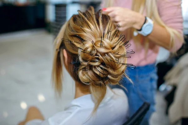 Cabelo Trançado Cabeleireiro Profissional Menina Bonita Jovem Preparação Para Uma — Fotografia de Stock