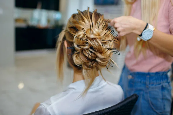 Cabeleireiro Profissional Faz Corte Cabelo Para Cabelo Trançado Menina Bonita — Fotografia de Stock