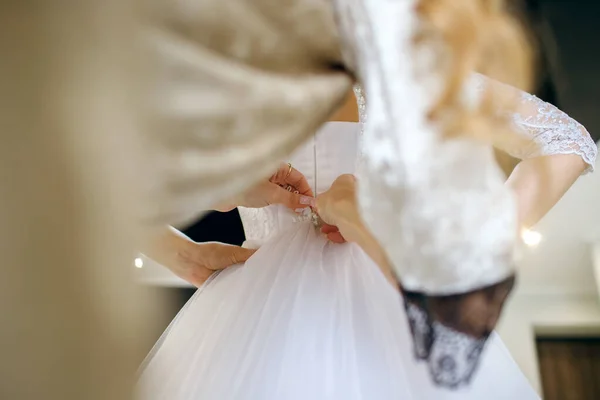 Hochzeitstag Hilft Die Brautjungfer Der Braut Ihr Brautkleid Anzuziehen Der — Stockfoto