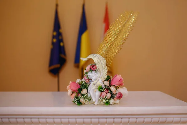 Mesa Branca Cartório Decorada Com Anjo Rosas Fundo Bandeira Ucrânia — Fotografia de Stock