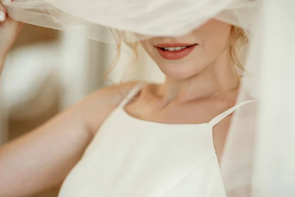 Die Hübsche Blonde Braut Weißen Brautkleid Verhüllt Ihr Gesicht Mit — Stockfoto