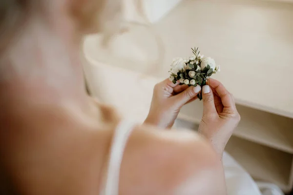 Красивая Невеста Сидит Стуле Держит Руках Украшение Цветов Которое Подарит — стоковое фото