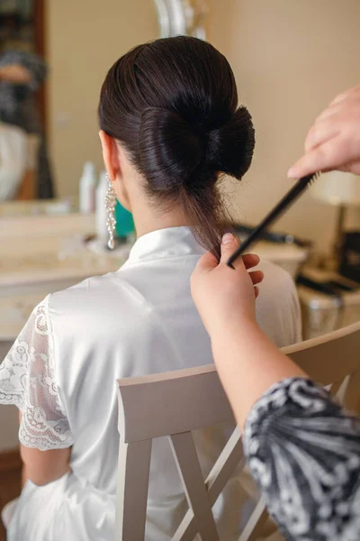 Cabeleireiro Profissional Faz Seu Cabelo Para Uma Bela Noiva Morena — Fotografia de Stock