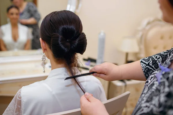 Cabeleireiro Profissional Faz Cabelo Uma Linda Noiva Morena Delgada Trançando — Fotografia de Stock