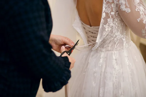 Die Braut Probiert Vor Dem Kauf Ein Brautkleid Die Näherin — Stockfoto