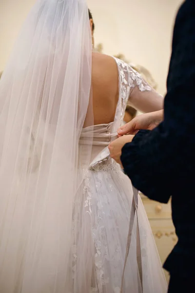 Hochzeitstag Hilft Die Brautjungfer Das Brautkleid Anzuziehen Der Schwerpunkt Liegt — Stockfoto