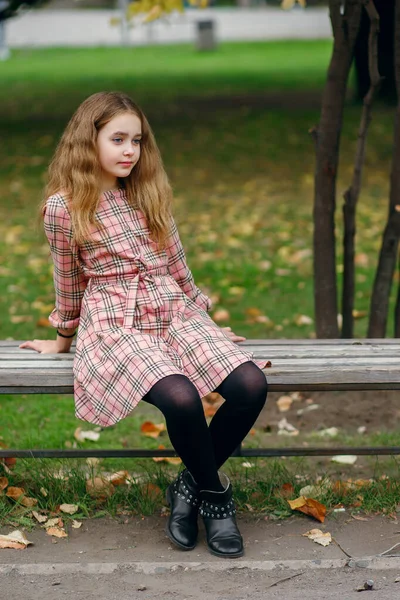 Ένα Μοντέρνο Έφηβο Κορίτσι Πλούσια Κόκκινα Μαλλιά Ένα Όμορφο Καρό — Φωτογραφία Αρχείου