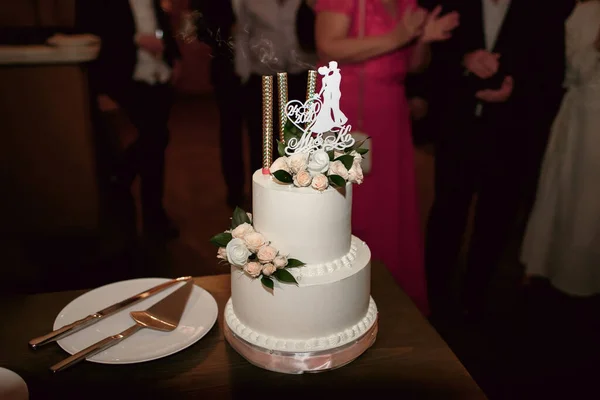 Белый Свадебный Торт Украшен Цветами Трафаретом Силуэтом Жениха Невесты Свадебная — стоковое фото