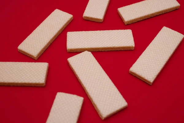 Cookies Gaufres Dispersés Chaotiquement Sur Fond Rouge Vue Dessus Délicieuse — Photo