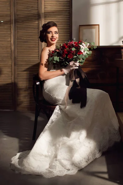Красива Молода Жінка Наречена Величезним Букетом Червоних Троянд Білій Весільній — стокове фото