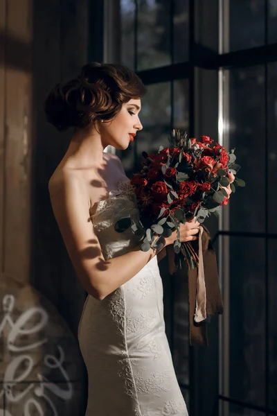 Eine Schöne Braut Weißem Brautkleid Und Weißen Handschuhen Mit Einem — Stockfoto
