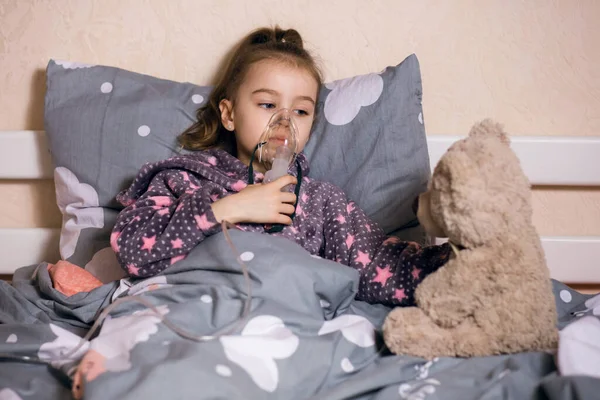 Egy Kislány Beteg Súlyos Köhögést Vagy Allergiát Kezel Otthon Inhalátorral — Stock Fotó