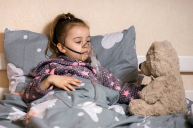 Küçük tatlı bir kız hasta ve evde ciddi bir öksürük ya da alerji tedavisi görüyor. Solunum cihazı solunum ve akciğer hastalıklarına iyi gelir. Oyuncak ayılı çocuk çok üzgün.