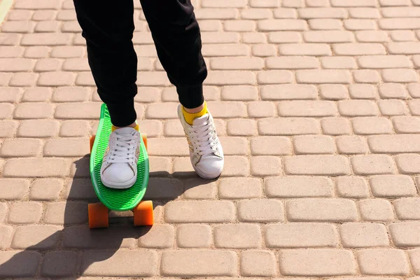 Dítě Jezdí Zeleném Skateboardu Nebo Penny Board Parku Nohy Zobrazení — Stock fotografie