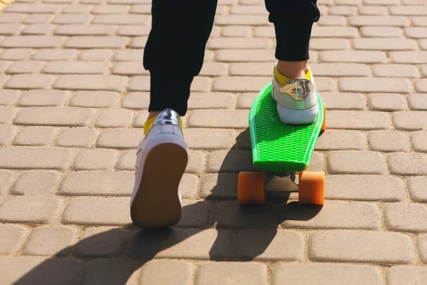 Dítě Jezdí Zeleném Skateboardu Nebo Penny Board Parku Dívka Oblečena — Stock fotografie