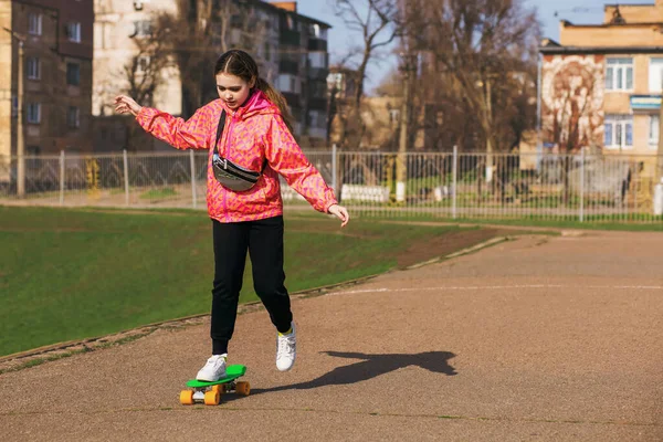 Dospívající Dívka Dovolené Čistém Oblečení Naučí Jezdit Skateboardu Nebo Pennyboardu — Stock fotografie