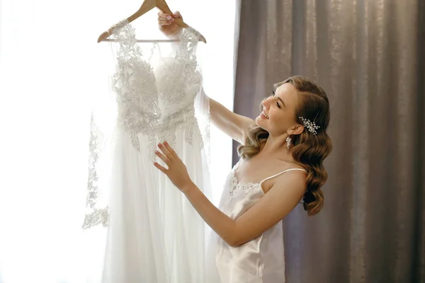 Eine Schöne Junge Braut Hält Ihr Brautkleid Den Händen Und — Stockfoto