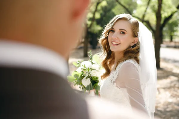 Egy Mosolygó Menyasszony Portréja Amint Vőlegényét Nézi Esküvője Napján Gyönyörű — Stock Fotó