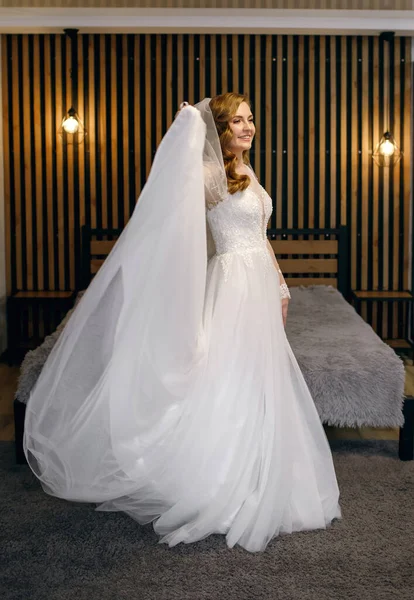 Красива Наречена Весільній Білій Сукні Позує Фотографу Вдома Молода Жінка — стокове фото